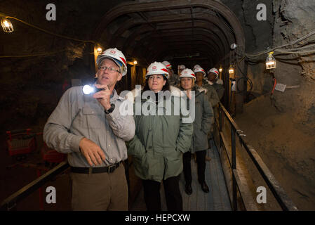 Von Mai 11-14, HON Katherine Hammack, führte Assistant Secretary von der Armee für Installationen und HON Miranda Ballentine, Assistant Secretary von der Air Force für Installationen, Umwelt, Energie, Umwelt und Energie eine gemeinsame Tour der Joint Base Lewis-McChord (JBLM), gemeinsame Basis Elmendorf-Richardson JBER (offiziell), Eielson Air Force Base, Alaska und Fort Wainwright. Diese Besuche soll den beiden Führern ein aus erster Hand Blick auf die gemeinsame Basisumgebung geben. Während ihres Besuchs diskutierten sie die Vorteile der gemeinsamen stützen und die gemeinsame Ausbildungschancen aus c Stockfoto