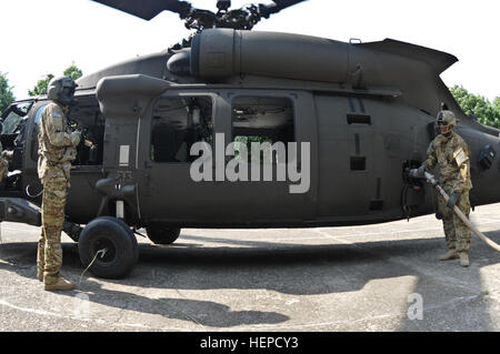 SPC. Christopher Hanson (links), ein Hubschrauber-Crew-Chief, das 4-3 Assault Helicopter Bataillon, zugewiesen denen direkt unterstützt 2. Geschwader, 2. Kavallerie-Regiment, beobachtet, wie ein Boden-Crew Mitglied Brennstoffe einen UH-60 Black Hawk Hubschrauber während einer Kraftstoff-Punkt in seiner Reise nach Sinaia, Rumänien, während der Teilnahme an der Einheit Kavallerie März von Mihail Kogalniceanu Air Base in Cincu Training Center zu stoppen , 14. Mai 2015. Dieses Ereignis konzentriert sich nicht nur auf den Transport von Soldaten und ihre Ausrüstung zu einer neuen rumänischen Ausbildungsstätte, aber es gebe auch dem Gerät eine Chance zur Interaktion mit der lokalen Bevölkerung Stockfoto