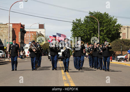 Die 4. Infanterie-Division-Band spielt beim marschieren in der fünften jährlichen Trinidad Armed Forces Day Parade, 16. Mai 2015. "Heute nehmen wir uns Zeit danken unseren Service Männer und Frauen für den Erhalt unserer Freiheit, wir danken ihnen für ihren Service, ihre Opfer und ihr Engagement", sagte Oberst Joel D. Hamilton, Fort Carson Garnison Kommandant, "während erinnern, dass sie uns, mit ihnen und ihren Familien zu stehen brauchen." Ein Tag zu erinnern, in Trinidad 150516-A-FE868-175 Stockfoto