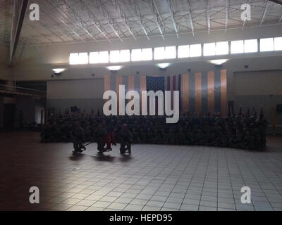 North Carolina National Guard Soldaten zugewiesen Alpha Batterie, 1. Bataillon, 113. Feldartillerie-Regiment, posieren für ein Gruppenfoto 19. Mai 2015, in Fort Bliss, Texas, vor dem Verlassen der USA um ihre Bereitstellung nach Bahrain zu beginnen. Die Batterie, Sitz in Lincolnton, N.C., ist eines der mehreren 30. gepanzerte Brigade Combat Team Elemente derzeit bereitgestellt oder Vorbereiten der Bereitstellung für den Nahen Osten oder in Europa. (Foto: US Army National Guard Captain Dave Chace, 30. gepanzerte Brigade Combat Team) Räder bis Lincolnton basierende N.C. National Guard Akku zieht für Übersee Sicherheitsmission 150519- Stockfoto