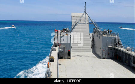 Armee Seeleute aus, das 163. Transport ablösen und Navy Matrosen mit den Küsten Riverine Fliegerstaffel 11 an Bord LSV-2, CW3 Harold C. Clinger, beteiligen sich an eine Unfall-Evakuierung-Übung mit der 25. Combat Aviation Brigade während der Biennale Felge der Pazifik 2014 Übung, 10.Juli. Armee, Marine Übung Unfall Evakuierungsoperationen während RIMPAC 140710-A-ZZ999-002 Stockfoto