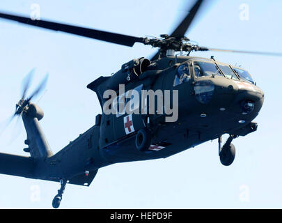 Armee Seeleute aus dem 163. Transport-Abteilung und US Navy Matrosen mit den Küsten Riverine Fliegerstaffel 11 an Bord LSV-2, CW3 Harold C. Clinger, beteiligen sich an eine Unfall-Evakuierung-Übung mit der 25. Combat Aviation Brigade während der Biennale Felge der Pazifik 2014 Übung, 10.Juli. Armee, Marine Übung Unfall Evakuierungsoperationen während RIMPAC 140710-A-ZZ999-003 Stockfoto