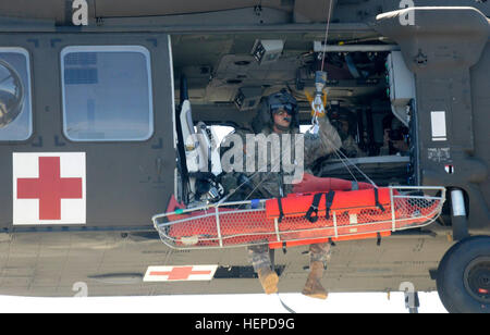 Armee Seeleute aus dem 163. Transport-Abteilung und US Navy Matrosen mit den Küsten Riverine Fliegerstaffel 11 an Bord LSV-2, CW3 Harold C. Clinger, beteiligen sich an eine Unfall-Evakuierung-Übung mit der 25. Combat Aviation Brigade während der Biennale Felge der Pazifik 2014 Übung, 10.Juli. Armee, Marine Übung Unfall Evakuierungsoperationen während RIMPAC 140710-A-ZZ999-004 Stockfoto