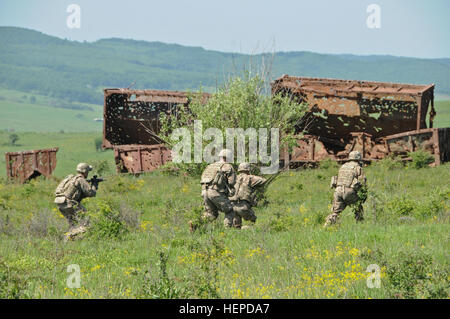 Soldaten und Flieger des 2. Kavallerieregiments und der 2. Air Support Operations Squadron führen Lufteinsätze und Kampfschäden im Cincu Training Center in Rumänien durch, wobei UH-60 Black Hawk Hubschrauber eingesetzt werden, um Ziele auf einem simulierten Schlachtfeld zu erreichen. Stockfoto
