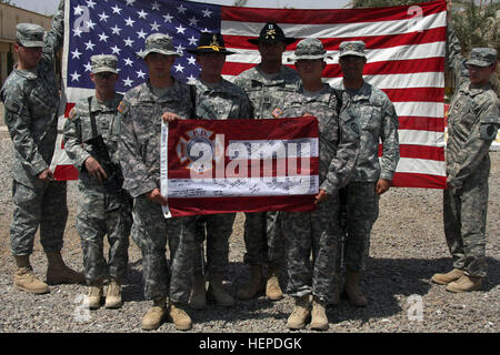 Soldaten aus dem 2. Eskadron, 14. Kavallerie-Regiment "Strykehorse," 2nd Stryker Brigade Combat Team "Krieger", 25. Infanterie-Division, Multi-National Division - Bagdad, posieren mit einer Fahne und eine Feuerwache Guidon, die das Gerät als Geschenk vom Motor 34 und Leiter 21 Feuerwehrleute in Hells Kitchen, New York City gesendet wurde. Die Feuerwehr geschickt die Flaggen, den Truppen ihre Unterstützung und Wertschätzung zu zeigen. NYC Feuerwehr senden Strykehorse Soldaten Zeichen der Wertschätzung 107889 Stockfoto