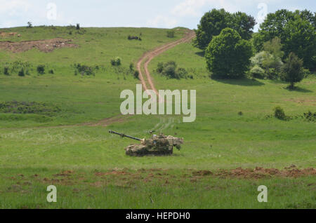 US-Soldaten von Alpha Batterie, 1. Bataillon, 41st Field Artillery Regiment, 1st Armored Brigade Combat Team, 3. Infanterie-Division in eine M109A6 Paladin Haubitze vorzubereiten, während der Durchführung einer Feuer-Mission während Feuer Übung kombiniert zu beheben IV bei der US Army Joint Multinational Readiness Center in Hohenfels, Deutschland, 23. Mai 2015.  Kombinierte Lösung IV ist eine Armee Europa gerichtet Übung training eine multinationale Brigade und Verbesserung der Interoperabilität mit Verbündeten und Partnerstaaten. Kombinierte Entschlossenheit Züge auf einheitliches Land Operationen gegen eine komplexe Bedrohung gleichzeitiger Verbesserung der Bekämpfung re Stockfoto