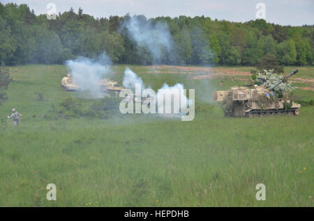 US-Soldaten von Alpha Batterie, 1. Bataillon, 41st Field Artillery Regiment, 1st Armored Brigade Combat Team, 3. US-Infanteriedivision in M109A6 Paladin Haubitzen, Recht, und ein M992 Feld-Artillerie Munition liefern Fahrzeug, links, reagieren auf simulierten indirektes Feuer während der Übung kombiniert zu beheben IV bei der US Army Joint Multinational Readiness Center in Hohenfels, Deutschland, 23. Mai 2015.  Kombinierte Lösung IV ist eine Armee Europa gerichtet Übung training eine multinationale Brigade und Verbesserung der Interoperabilität mit Verbündeten und Partnerstaaten. Kombinierte Entschlossenheit Züge auf einheitliches Land Operationen aga Stockfoto