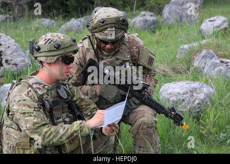 US-Armee 1. Lt. John Gibson, links, und US Army Staff Sgt Elijah Turner, Echo Company, 4. Bataillon, 3. Aviation Regiment, 3. Combat Aviation Brigade, 3. US-Infanteriedivision Diskus Gelände Verband auf einer Karte während der Ausübung des kombiniert zu beheben IV bei der US Army Joint Multinational Readiness Center in Hohenfels, Deutschland, 23. Mai 2015.  Kombinierte Lösung IV ist eine Armee Europa gerichtet Übung training eine multinationale Brigade und Verbesserung der Interoperabilität mit Verbündeten und Partnerstaaten. Kombinierte Entschlossenheit Züge auf einheitliches Land Operationen gegen eine komplexe Bedrohung verbessern Stockfoto