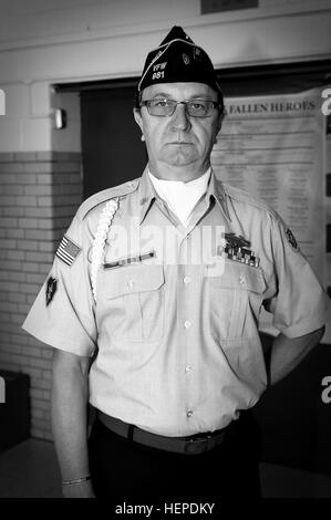 US Army Veteran Dale Berg, Mitglied der Veteranen des ausländischen Kriege Post 981, pausiert für ein Foto während einer Volkstrauertag Gedenkfeier am Dorf Arlington Heights, Illinois, Mai 25. Berg diente als Infanterist in Vietnam von 1969 bis 1970. Er kämpfte in der Schlacht von Renegade Woods in Südvietnam. Berg erklärte, dass während dieser Schlacht 30 Soldaten aus seinem Zug in 15 Minuten getötet wurden. (US Armee-Foto von Spc. David Lietz/freigegeben) Lokale Gemeinde in Chicago Land ehrt seinen gefallenen Soldat innen während Memorial Day 150525-A-XY199-198 Stockfoto