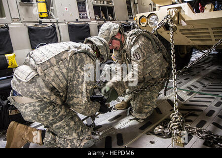 Soldaten aus 5. Bataillon, 3. Feldartillerie-Regiment ein M142 hohe Mobilität Artillerie Rakete System eine c-17 Globemaster III Flugzeug, Jan. 31 sichern. Die Systeme wurden HIMARS schnelle Infiltration (HI-Regen) Übung mit Flieger aus dem 728th Airlift Squadron und Soldaten aus 17. Fires Brigade der 7. Infanteriedivision vorbereitet. Die HI-regen-Übung bestand aus mit einer c-17 um zu transportieren die HIMARS Einheiten und ihre Besatzungen aus McChord Field, Hunter Liggett, Calif., die als Theater Umwelt gehandelt. Einmal ausgelöst, Besatzungen auf ein stationäres Ziel mit dem HIMARS und dann wer Stockfoto