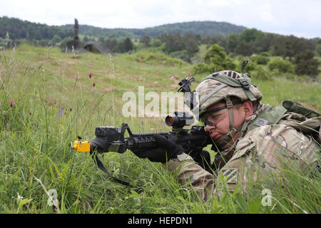 Ein US-Soldat zugewiesen, das 1. Bataillon, 41st Field Artillery Regiment, 1st Armored Brigade Combat Team, 3. Infanterie-Division, sorgt für Sicherheit während Durchführung von Radar-Operationen während kombiniert zu beheben IV bei der US Army Joint Multinational Readiness Center in Hohenfels, Deutschland, 27. Mai 2015 ausüben.  Kombinierte Lösung IV ist eine Armee Europa gerichtet Übung training eine multinationale Brigade und Verbesserung der Interoperabilität mit Verbündeten und Partnerstaaten. Kombinierte Entschlossenheit Züge auf einheitliches Land Operationen gegen eine komplexe Bedrohung und verbessern die Kampfbereitschaft aller Teilnehmer Stockfoto