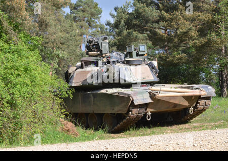 Ein US M1A2 Abrams Tank, die Charlie Kompanie, 3. kombiniert Arme Bataillon, 69. Armor Regiment, 1st Armored Brigade Combat Team, 3. US-Infanteriedivision zugewiesen Sicherheit bietet während der Durchführung von defensiven Operationen während der Übung kombiniert zu beheben IV bei der US Army Joint Multinational Readiness Center in Hohenfels, Deutschland, 27. Mai 2015.  Kombinierte Lösung IV ist eine Armee Europa gerichtet Übung training eine multinationale Brigade und Verbesserung der Interoperabilität mit Verbündeten und Partnerstaaten. Kombinierte Entschlossenheit Züge auf einheitliches Land Operationen gegen eine komplexe Bedrohung während des Kampfes zu verbessern Stockfoto