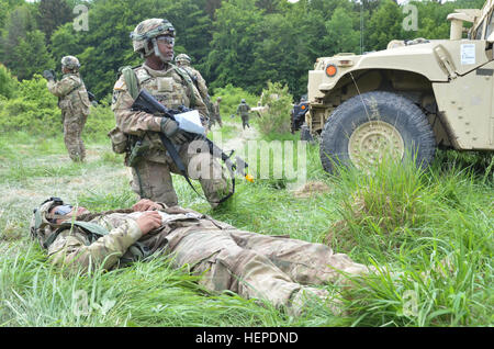 Ein US-Soldat der 10. Brigade-Pionier-Bataillon, 1. gepanzerte Brigade Combat Team, 3. Infanterie-Division bietet Sicherheit in der Nähe von einem simulierten Unfall während leitende medizinische Evakuierungsoperationen während kombiniert zu beheben IV bei der US Army Joint Multinational Readiness Center in Hohenfels, Deutschland, 27. Mai 2015 ausüben.  Kombinierte Lösung IV ist eine Armee Europa gerichtet Übung training eine multinationale Brigade und Verbesserung der Interoperabilität mit Verbündeten und Partnerstaaten. Kombinierte Entschlossenheit Züge auf einheitliches Land Operationen gegen eine komplexe Bedrohung beim verbessern der Kampfbereitschaft aller Stockfoto