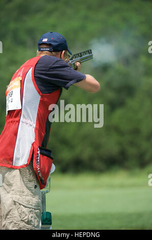 US Army Spc. Walton Glenn Eller III stellt einen Olympischen Rekord von 145 im Doppeltrap Qualifikation bei den Olympischen Spielen 2008 in Peking, China, 12. August 2008. Im Laufe des Tages gewinnt er die Goldmedaille mit olympischer Rekord 190. Eller ist mit der US-Armee Treffsicherheit Einheit. (US Armee-Foto von Tim Hipps/freigegeben) Walton Eller bei Sommerspielen 2008 verdoppeln Falle Qualifikationsturnier Stockfoto