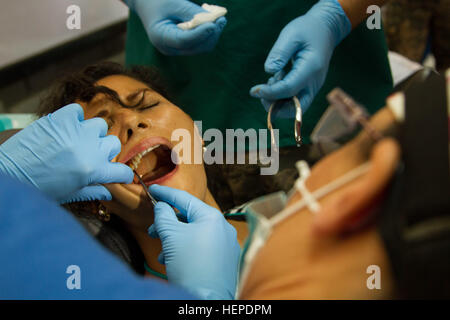 US Air Force Captain Elizabeth McCourt, ein Zahnarzt aus der 56. Dental Geschwader auf Luke Air Force Base, Arizona, extrahiert eine El Salvador Frau Zahn während einer medizinischen Kampagne als Teil des Beyond the Horizon 2015 in Nejapa, El Salvador am 28. Mai. Task Force Northstar Mission bei BTH15 ist es, politische und humanitäre Hilfe für die Menschen in El Salvador zur Verfügung zu stellen. (US Armee-Foto von Spc. Elizabeth Barlow/freigegeben) Die Docter sehen Sie jetzt 150528-A-DM945-001 Stockfoto