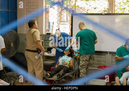 US Air Force Captain Elizabeth McCourt, ein Zahnarzt aus der 56. Dental Geschwader auf Luke Air Force Base, Arizona, extrahiert eine El Salvador Frau Zahn während einer medizinischen Kampagne als Teil des Beyond the Horizon 2015 in Nejapa, El Salvador am 28. Mai. Task Force Northstar Mission bei BTH15 ist es, politische und humanitäre Hilfe für die Menschen in El Salvador zur Verfügung zu stellen. (US Armee-Foto von Spc. Elizabeth Barlow/freigegeben) Die Docter sehen Sie jetzt 150528-A-DM945-003 Stockfoto