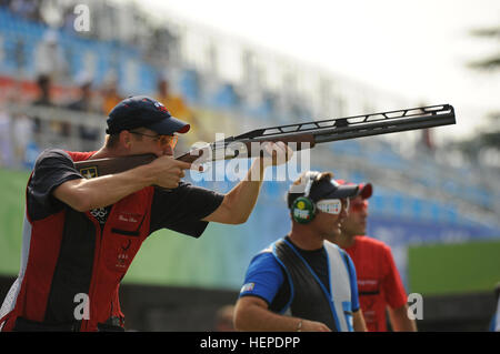 US Army Spc. Walton Glenn Eller III nimmt seinen letzten Schuss eine Goldmedaille mit einem Olympischen Rekord Punktestand von 190 bei den Olympischen Spielen 2008 in Peking, China, in die Doppeltrap am 12. August 2008 zu sichern.  Eller ist mit der US-Armee Treffsicherheit Einheit.  DoD-Foto von Tim Hipps, US-Armee.  (Freigegeben) Walton Eller 2008 Olympischen Sommerspiele Doppeltrap Finale Stockfoto