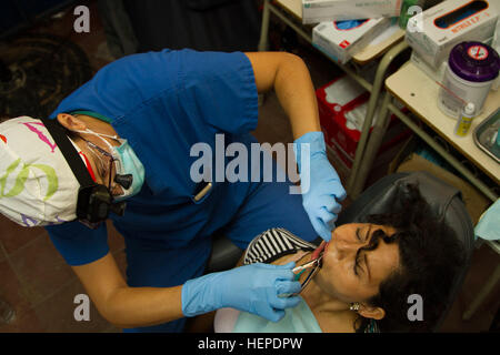 US Air Force Captain Elizabeth McCourt, ein Zahnarzt aus der 56. Dental Geschwader auf Luke Air Force Base, Arizona, extrahiert eine El Salvador Frau Zahn während einer medizinischen Kampagne als Teil des Beyond the Horizon 2015 in Nejapa, El Salvador am 28. Mai. Task Force Northstar Mission bei BTH15 ist es, politische und humanitäre Hilfe für die Menschen in El Salvador zur Verfügung zu stellen. (US Armee-Foto von Spc. Elizabeth Barlow/freigegeben) Der Arzt sehen Sie jetzt 150528-A-DM945-002 Stockfoto