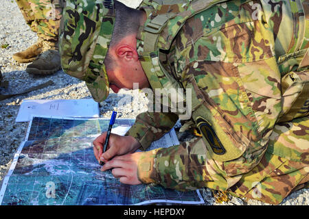 PFC. Jacob Hamaker, Fallschirmjäger, das 2. Bataillon, 503. Infanterieregiment 173rd Airborne Brigade Grundstücke ein Ziel auf einer Karte 2. Juni 2015, während eine Adria Strike trainieren Sie im Pocek Bereich in Postonja, Slowenien zugewiesen. Dieses Training bietet USA gemeinsame terminal Angriff Controller die Möglichkeit direkt mit der Streitkräfte anderer Nationen Partner arbeiten. Die Übung zusammengebracht NATO-Verbündeten der USA und slowenischen Streitkräfte kritische Fähigkeiten zur Unterstützung der Bodenoperationen zu Proben. (US-Armee Foto von visuellen Informationen Spezialist Davide Dalla Massara/freigegeben) Adria-Strike Juni Stockfoto