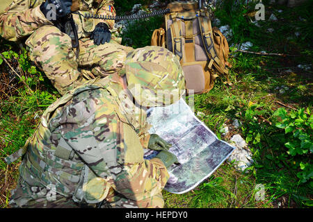 PFC. Jacob Hamaker, Fallschirmjäger, das 2. Bataillon, 503. Infanterieregiment, 173rd Airborne Brigade zugewiesen Grundstücke ein Ziel auf einer Karte 2. Juni 2015, während ein Adria Strike Übung nächster Pocek in Postonja, Slowenien. Dieses Training bietet USA gemeinsame terminal Angriff Controller die Möglichkeit direkt mit der Streitkräfte anderer Nationen Partner arbeiten. Die Übung zusammengebracht NATO-Verbündeten der USA und slowenischen Streitkräfte kritische Fähigkeiten zur Unterstützung der Bodenoperationen zu Proben. (US-Armee Foto von visuellen Informationen Spezialist Davide Dalla Massara/freigegeben) Adria-Strike Juni Stockfoto