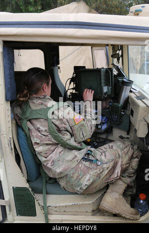 US Army 1st Lt. Kelly Ryan 10. Brigade-Pionier-Bataillon, 1. gepanzerte Brigade Combat Team, 3. US-Infanteriedivision verwendet ein elektronisches System zur Durchführung eines Schlacht Trackers während Überwachung Bataillon-Kampf-Updates während der Übung kombiniert zu beheben IV bei der US Army Joint Multinational Readiness Center in Hohenfels, Deutschland, 2. Juni 2015.  Kombinierte Lösung IV ist eine Armee Europa gerichtet Übung training eine multinationale Brigade und Verbesserung der Interoperabilität mit Verbündeten und Partnerstaaten. Kombinierte Entschlossenheit Züge auf einheitliches Land Operationen gegen eine komplexe Bedrohung beim verbessern der comba Stockfoto