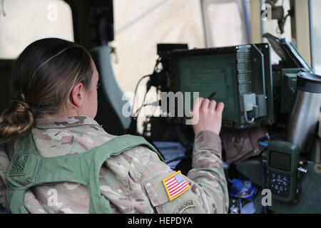 US Army 1st Lt. Kelly Ryan 10. Brigade-Pionier-Bataillon, 1. gepanzerte Brigade Combat Team, 3. US-Infanteriedivision verwendet ein elektronisches System zur Durchführung eines Schlacht Trackers während Überwachung Bataillon-Kampf-Updates während der Übung kombiniert zu beheben IV bei der US Army Joint Multinational Readiness Center in Hohenfels, Deutschland, 2. Juni 2015.  Kombinierte Lösung IV ist eine Armee Europa gerichtet Übung training eine multinationale Brigade und Verbesserung der Interoperabilität mit Verbündeten und Partnerstaaten. Kombinierte Entschlossenheit Züge auf einheitliches Land Operationen gegen eine komplexe Bedrohung beim verbessern der comba Stockfoto