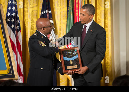 Präsident Barack Obama verleiht die Medal Of Honor Armee SGT Henry Johnson, in seinem Namen zu akzeptieren ist Command Sergeant Major Louis Wilson, der New York National Guard im East Room des weißen Hauses, 2. Juni 2015. Dann-Pvt. Johnson, ein Afro-Amerikaner, zeichnete sich als Mitglied des 369th Infanterie-Regiment "Harlem Hellfighters", 93. Division, American Expeditionary Forces, während der Kampfhandlungen gegen den Feind an der Front von der Westfront in Frankreich im ersten Weltkrieg.  Während Nacht Wache, 15. Mai 1918, Johnson und Fellow Soldat, Pvt. Needham Roberts, re Stockfoto