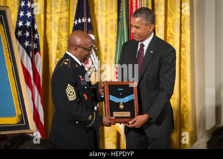 Präsident Barack Obama verleiht die Medal Of Honor Armee SGT Henry Johnson, in seinem Namen zu akzeptieren ist Command Sergeant Major Louis Wilson, der New York National Guard im East Room des weißen Hauses, 2. Juni 2015. Dann-Pvt. Johnson, ein Afro-Amerikaner, zeichnete sich als Mitglied des 369th Infanterie-Regiment "Harlem Hellfighters", 93. Division, American Expeditionary Forces, während der Kampfhandlungen gegen den Feind an der Front von der Westfront in Frankreich im ersten Weltkrieg. Bei Nacht Wache, 15. Mai 1918, Johnson und Fellow Soldat, Pvt. Needham Roberts, Rec Stockfoto