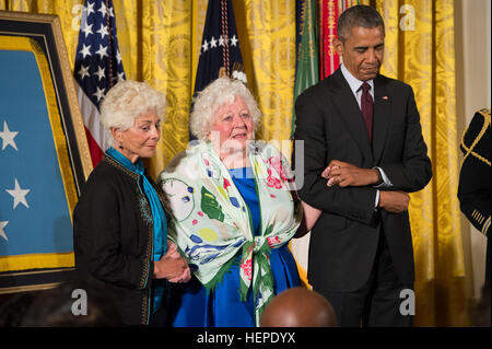 Präsident Barack Obama verleiht die Medal Of Honor zu Armee Sgt. William Shemin, seinen Töchtern Elsie Shemin-Roth (Mitte) und Ina Bass (links), im East Room des weißen Hauses, 2. Juni 2015 sind in seinem Namen zu akzeptieren.  Shemin, einer jüdisch-amerikanischen, zeichnete sich als Mitglied der 47. Infanterie-Regiment, 2. Bataillon, 4. US-Infanteriedivision, American Expeditionary Forces, während der Kampfhandlungen gegen den Feind am Fluss Vesle, in der Nähe von Bazoches, Frankreich, im ersten Weltkrieg. Während seiner Zeit als ein Schütze vom 7. bis 9. Aug. 1918 Shemin links das Cover von seinem Zug Graben und überquerte offen spac Stockfoto