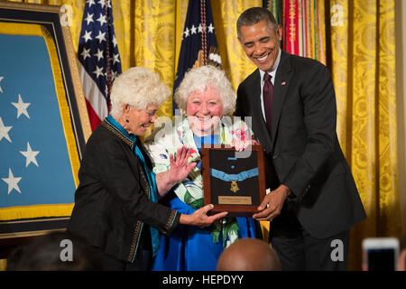 Präsident Barack Obama verleiht die Medal Of Honor zu Armee Sgt. William Shemin, seinen Töchtern Elsie Shemin-Roth (Mitte) und Ina Bass (links), im East Room des weißen Hauses, 2. Juni 2015 sind in seinem Namen zu akzeptieren.  Shemin, einer jüdisch-amerikanischen, zeichnete sich als Mitglied der 47. Infanterie-Regiment, 2. Bataillon, 4. US-Infanteriedivision, American Expeditionary Forces, während der Kampfhandlungen gegen den Feind am Fluss Vesle, in der Nähe von Bazoches, Frankreich, im ersten Weltkrieg. Während seiner Zeit als ein Schütze vom 7. bis 9. Aug. 1918 Shemin links das Cover von seinem Zug Graben und überquerte offen spac Stockfoto