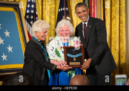 Präsident Barack Obama verleiht die Medal Of Honor zu Armee Sgt. William Shemin, seinen Töchtern Elsie Shemin-Roth (Mitte) und Ina Bass (links), im East Room des weißen Hauses, 2. Juni 2015 sind in seinem Namen zu akzeptieren.  Shemin, einer jüdisch-amerikanischen, zeichnete sich als Mitglied der 47. Infanterie-Regiment, 2. Bataillon, 4. US-Infanteriedivision, American Expeditionary Forces, während der Kampfhandlungen gegen den Feind am Fluss Vesle, in der Nähe von Bazoches, Frankreich, im ersten Weltkrieg. Während seiner Zeit als ein Schütze vom 7. bis 9. Aug. 1918 Shemin links das Cover von seinem Zug Graben und überquerte offen spac Stockfoto