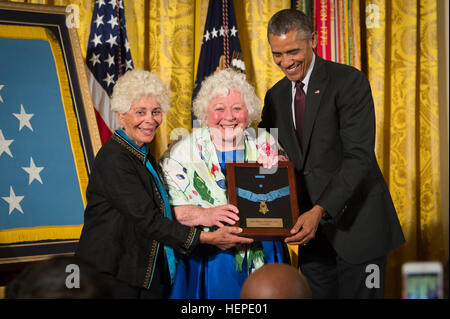 Präsident Barack Obama verleiht die Medal Of Honor zu Armee Sgt. William Shemin, seinen Töchtern Elsie Shemin-Roth (Mitte) und Ina Bass (links), im East Room des weißen Hauses, 2. Juni 2015 sind in seinem Namen zu akzeptieren.  Shemin, einer jüdisch-amerikanischen, zeichnete sich als Mitglied der 47. Infanterie-Regiment, 2. Bataillon, 4. US-Infanteriedivision, American Expeditionary Forces, während der Kampfhandlungen gegen den Feind am Fluss Vesle, in der Nähe von Bazoches, Frankreich, im ersten Weltkrieg. Während seiner Zeit als ein Schütze vom 7. bis 9. Aug. 1918 Shemin links das Cover von seinem Zug Graben und überquerte offen spac Stockfoto