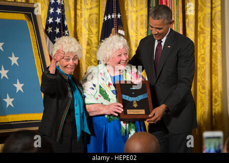 Präsident Barack Obama verleiht die Medal Of Honor zu Armee Sgt. William Shemin, seinen Töchtern Elsie Shemin-Roth (Mitte) und Ina Bass (links), im East Room des weißen Hauses, 2. Juni 2015 sind in seinem Namen zu akzeptieren.  Shemin, einer jüdisch-amerikanischen, zeichnete sich als Mitglied der 47. Infanterie-Regiment, 2. Bataillon, 4. US-Infanteriedivision, American Expeditionary Forces, während der Kampfhandlungen gegen den Feind am Fluss Vesle, in der Nähe von Bazoches, Frankreich, im ersten Weltkrieg.  Während seiner Zeit als ein Schütze vom 7. bis 9. August 1918 Shemin links das Cover von seinem Zug Graben und überquerte offen s Stockfoto