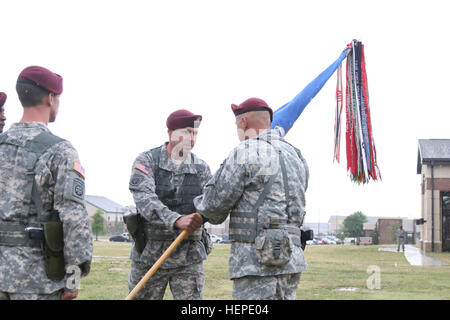 Oberstleutnant Scott Gallaway, Kommandeur der 1-82 Angriff Reconnaissance Battalion "Wolfpack", 82. Combat Aviation Brigade, 82. US-Luftlandedivision, verzichtet die Bataillon Farben der 82. Combat Aviation Brigade-Kommandeur Oberst Mike Musiol während der Bataillon-Änderung der Befehl Zeremonie am Fort Bragg, N.C., 2. Juni 2015. Gallaway übergab das Kommando über das Bataillon an Oberstleutnant Andrew Reiter. Gallaway vor kurzem zurückgekehrt aus Afghanistan, das Bataillon mit Sitz in Jalalabab Flugplatz Luftaufnahmen Boden Kommandanten Unterstützung gleichzeitiger Unterstützung der Operationen Enduring Freedom und der Freiheit Sentinel, d Stockfoto