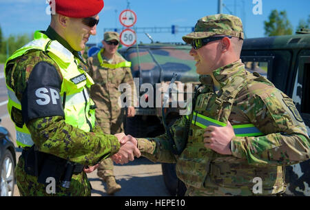 Erster Leutnant Walter Snook, ein Philadelphia native mit A Truppe, 1. Staffel, 91. Kavallerieregiment 173rd Airborne Brigade aus Grafenwohr, Deutschland, trifft sich mit Militärpolizei Escorts von estnische Verteidigung-Kräfte an der Grenze von Lettland/Estland als Teil des Bewegung Betrieb in der Lage Falcon aus Adazi, Lettland, Juni 3. Snook, zusammen mit anderen Soldaten, Fahrzeuge und Geräte von 173. Airborne Brigade und 7. Infanterie-Regiment, 1st Armored Brigade Combat Team, 2. Bataillon, 3. Infanterie-Division aus Fort Stewart, Georgia, sind derzeit in ganz Europa als Teil der Operation Atlantic Res im Einsatz Stockfoto