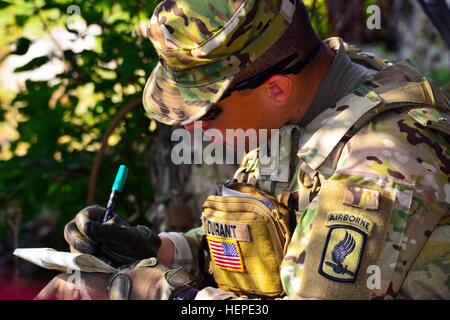 Sgt. Justin Durant, Fallschirmjäger, das 1. Bataillon, 503. Infanterieregiment, 173rd Airborne Brigade zugewiesen Grundstücke ein Ziel auf einer Karte 4. Juni 2015 während einer Übung Adria Strike nächster Pocek in Postonja, Slowenien. Dieses Training bietet USA gemeinsame terminal Angriff Controller die Möglichkeit direkt mit der Streitkräfte anderer Nationen Partner arbeiten. Die Übung zusammengebracht NATO-Verbündeten der USA und slowenischen Streitkräfte kritische Fähigkeiten zur Unterstützung der Bodenoperationen zu Proben. (US-Armee Foto von visuellen Informationen Spezialist Davide Dalla Massara/freigegeben) Adria-Strike Juni Stockfoto