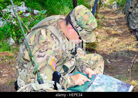 SPC. Jordan Strepko, Fallschirmjäger, das 1. Bataillon, 503. Infanterieregiment, 173rd Airborne Brigade zugewiesen Grundstücke ein Ziel auf einer Karte 4. Juni 2015 während einer Übung Adria Strike nächster Pocek in Postonja, Slowenien. Dieses Training bietet USA gemeinsame terminal Angriff Controller die Möglichkeit direkt mit der Streitkräfte anderer Nationen Partner arbeiten. Die Übung zusammengebracht NATO-Verbündeten der USA und slowenischen Streitkräfte kritische Fähigkeiten zur Unterstützung der Bodenoperationen zu Proben. (US Army Foto von visuellen Informationen Spezialist Davide Dalla Massara/freigegeben) Adria-Strike Jun Stockfoto