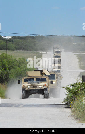 Soldaten aus 115. Brigade unterstützen Bataillon, 1. gepanzerte Brigade Combat Team, 1. Kavallerie-Division, Proben Konvoi-Operationen am 9 Juni, im Rahmen des "Principato Sturm", eine Brigade Support Bereich Übung durchgeführt vom 8. Juni bis 11 in Fort Hood, Texas. (US Armee-Foto von Spc. Philip Koch, 115. Brigade Support Battalion, 1st Armored Brigade Combat Team) Konvoi Ops 150608-A-YK772-184 Stockfoto