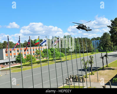 Ein US-Armee UH-60 Black Hawk Hubschrauber vom 4. Bataillon, 3. Aviation Regiment, 3. Combat Aviation Brigade, 3. Infanterie-Division aus Hunter Army Airfield, Ga., landet am Camp Ādaži während eines mass Casualty Trainings in Camp Ādaži, Lettland, Juni 8 statt. Black Hawk-Hubschrauber zur Verfügung gestellt Luft medizinische Evakuierung Fähigkeiten für das medizinische Personal der Combat Support Battalion, lettische Land Forces Brigade während der Übung. Die Übung zur Verfügung gestellt einer Demonstration der gemeinsamen medizinischen Fähigkeiten der Streitkräfte aus 13 verschiedenen Nationen und Land- und Luftweg medizinische Anlagen enthalten. Die Übung war er Stockfoto