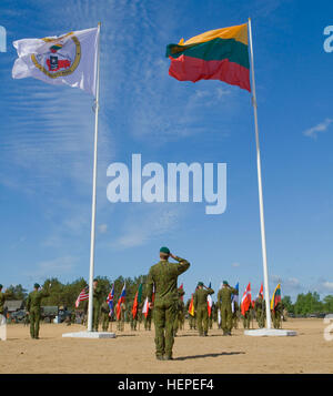 Die litauische Flagge, rechts, und die Saber Strike Flagge werden von litauischen Land Forces Soldaten während der Eröffnungsfeier der Saber Strike 2015 statt an der allgemeinen Silvestras Zlikaliskas Ausbildung in Pabrade, Litauen 8. Juni 2015 laufen. Säbel-Strike ist eine langjährige US-Army in Europa führte kooperative Übung. Das diesjährige Übung Ziele erleichtern die Zusammenarbeit unter den U.S., Estland, Lettland, Litauen und Polen, gemeinsame Einsatzfähigkeit in einer Reihe von Missionen sowie die Vorbereitung der teilnehmenden Nationen und Einheiten zur Unterstützung multinationaler Kontingenz Oper zu verbessern Stockfoto