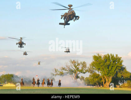 Am Boden und in der Luft laden Sie Soldaten aus dem 1. Kavallerie-Division Pferd Kavallerie Loslösung und 1. Kavallerie-Brigade der Luft über Cooper Feld während einer Probe der "Geist von Cav" hier Donnerstag. Der Geist der die Cav war Capstone Ereignis während einer einwöchigen Feier, bekannt als "Cav Week" veranstaltet von der 1. Kampfmannschaft CAV Div. (US Army Foto von Sgt. Brandon Banzhaf, 3. ABCT, 1. CAV div. PAO/freigegeben) Cav Woche 150611-A-FJ427-001 feiert Stockfoto