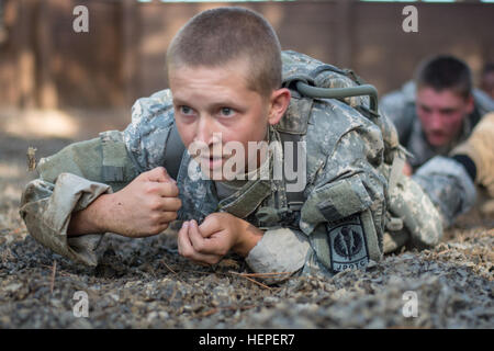 Junior Reserve Officer Training Corps Kadetten aus South Carolina Gymnasien Low-Crawl durch das letzte Hindernis natürlich ein Vertrauen in Fort Jackson, S.C., 13. Juni 2015. (Foto: U.S. Army Sgt Ken Scar) JROTC, Einführung des niedrigen Crawls 150613-A-ZU930-011 Stockfoto