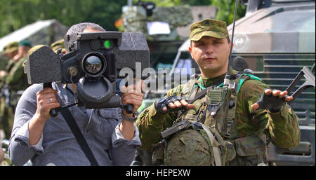 Litauischen Land Forces Pvt. Karolis Lauraitis, rechts, 801st Unternehmen zugewiesen, litauischen National Defense Force, erklärt wie die Oberfläche an der Javelin-Raketen-System Luft während eine statische Anzeige in der Innenstadt von Jonava, Litauen, 13. Juni 2015, als Teil der Übung Saber Strike 2015 betreibt. Säbel-Strike ist eine langjährige US-Army in Europa führte kooperative Übung. Das diesjährige Übung Ziele erleichtern die Zusammenarbeit unter den U.S., Estland, Lettland, Litauen und Polen, gemeinsame Einsatzfähigkeit in einer Reihe von Missionen sowie die Vorbereitung der teilnehmenden Nationen und Sie zu verbessern Stockfoto