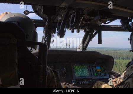 U.S. Army Chief Warrant Officer 2 Justin Warren, gebürtig aus Boise, Idaho, links, und Generalmajor Patrick Wilde, gebürtig aus Brevard, NC, beide zugewiesen B Company, 43. Angriff Hubschrauber-Bataillon, 3. Kavallerie-Regiment, 3. Infanterie-Division, fliegen ihre UH - 60M Blackhawk-Hubschrauber in Formation mit anderen Black Hawks während auf einer Trainingsmission mit einem deutschen Aufklärer Zug an der allgemeinen Silvestras Zukauskas Training , Pabrade, Litauen, 14. Juni 2015, als Teil der Übung Saber Strike 2015. Säbel-Strike ist eine langjährige US-Army in Europa führte kooperative Übung. Das diesjährige e Stockfoto