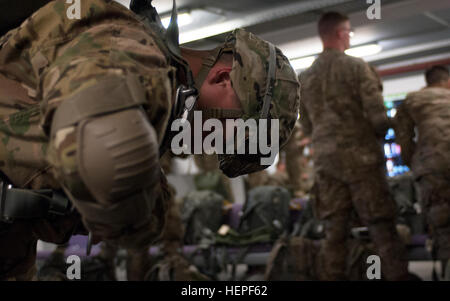 US Army Fallschirmjäger Spc. Jordan Strepko, 1. Bataillon, 503. Infanterieregiment zugeordnet 173rd Airborne Brigade bereitet seinen t-11-Fallschirm auf dem Flughafen Nürnberg, 16. Juni 2015, vor Durchführung einer Flugplatz-Anfall-Übung in Swidin, Polen im Rahmen der multinationalen Übung Saber Strike 15. Säbel-Strike ist eine langjährige kooperative Ausbildung unter der Leitung von US-Army in Europa Übung zur Verbesserung der gemeinsamen Einsatzfähigkeit in einer Reihe von Missionen sowie die Vorbereitung der teilnehmenden Nationen und Einheiten zur Unterstützung multinationaler Einsätze. Das diesjährige Training dauert Stockfoto