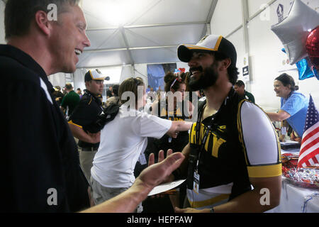 Veteranen und Mitglieder des Militärs registrieren sich für die 2015 Department of Defense Warrior Games auf der Marine Corps Base Quantico, Virginia, wo sie an adaptiven Sportarten teilnehmen, darunter Bogenschießen, Radfahren, Schießen, Sitzen Volleyball, Schwimmen, Leichtathletik und Rollstuhlbasketball. Stockfoto