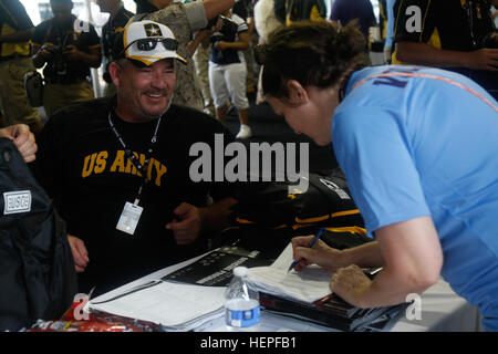 Mitglieder des US-Militärdienstes der Warrior Transition Unit in Fort Hood, Texas, melden sich für die 2015 Department of Defense Warrior Games in der Marine Corps Base Quantico, Virginia, an. Der adaptive Sportwettbewerb zeigt etwa 250 Athleten aus verschiedenen US-amerikanischen und alliierten Militärzweigen, die an Veranstaltungen wie Bogenschießen, Radfahren, Schießen und Sitzen-Volleyball teilnehmen. Stockfoto