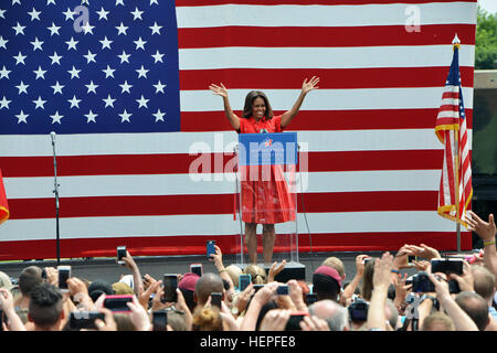 First Lady Michelle Obama richtet sich an Mitglieder der militärischen Gemeinschaft von Vicenza. Obama dankt amerikanische Fallschirmjäger mit Sitz in Norditalien und lobte den Service von ihren Familien Leben fern der Heimat. Die Ehefrau von US-Präsident Barack Obama im Gespräch mit Vertretern der 4.000 Mann starke amerikanische Gemeinschaft leben in und um die neu gebauten Caserma Del Din Basis in Vicenza, bedankte sich bei den Soldaten und Familien der 173rd Airborne Brigade, US-Armee Garnison Vicenza und US Armee Afrika, 19. Juni 2015, Vicenza, Italien. (US Army Foto von visuellen Informationen Spezialist Paolo Bov Stockfoto