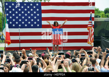 First Lady Michelle Obama richtet sich an Mitglieder der militärischen Gemeinschaft von Vicenza. Obama dankt amerikanische Fallschirmjäger mit Sitz in Norditalien und lobte den Service von ihren Familien Leben fern der Heimat. Die Ehefrau von US-Präsident Barack Obama im Gespräch mit Vertretern der 4.000 Mann starke amerikanische Gemeinschaft leben in und um die neu gebauten Caserma Del Din Basis in Vicenza, bedankte sich bei den Soldaten und Familien der 173rd Airborne Brigade, US-Armee Garnison Vicenza und US Armee Afrika, 19. Juni 2015, Vicenza, Italien. (US Army Foto von visuellen Informationen Spezialist Paolo Bovo Stockfoto