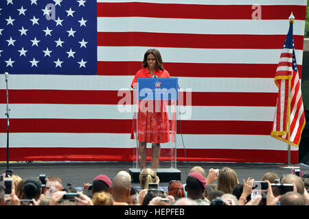 First Lady Michelle Obama richtet sich an Mitglieder der militärischen Gemeinschaft von Vicenza. Obama dankt amerikanische Fallschirmjäger mit Sitz in Norditalien und lobte den Service von ihren Familien Leben fern der Heimat. Die Ehefrau von US-Präsident Barack Obama im Gespräch mit Vertretern der 4.000 Mann starke amerikanische Gemeinschaft leben in und um die neu gebauten Caserma Del Din Basis in Vicenza, bedankte sich bei den Soldaten und Familien der 173rd Airborne Brigade, US-Armee Garnison Vicenza und US Armee Afrika, 19. Juni 2015, Vicenza, Italien. (US Army Foto von visuellen Informationen Spezialist Paolo Bov Stockfoto